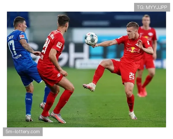 现场直击：霍芬海姆与美因茨的保级六分战，中场陷入激烈绞杀